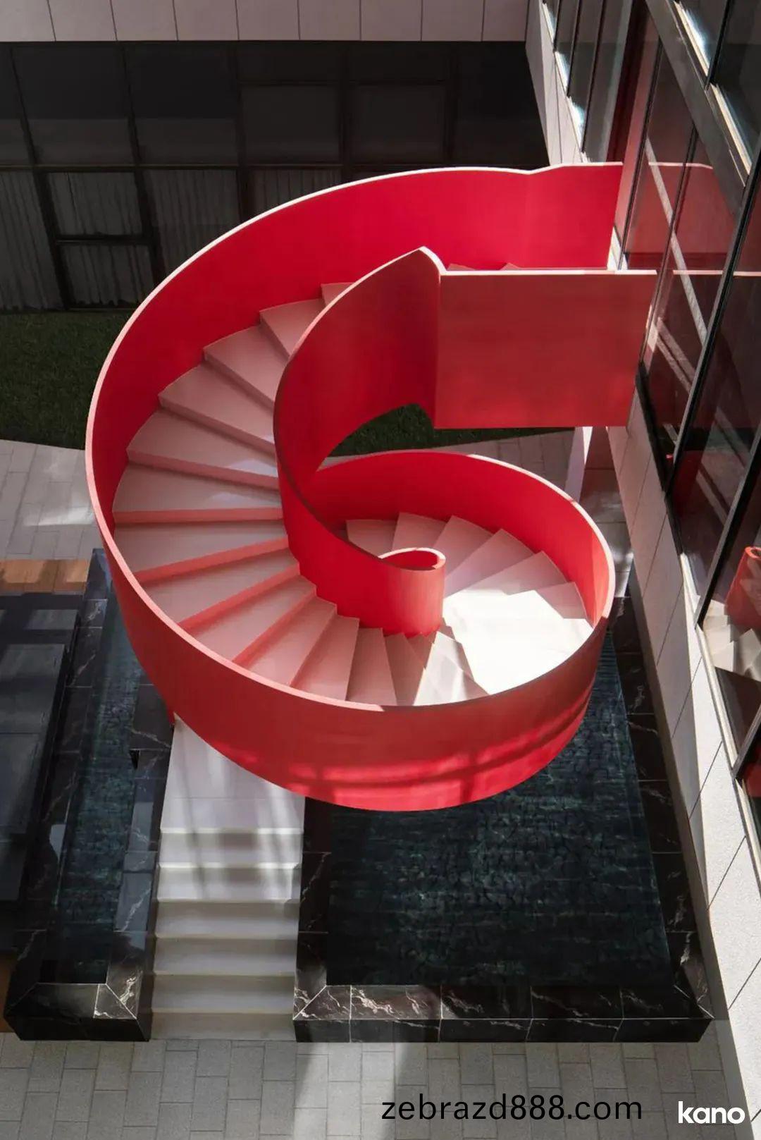 青(qing)島(dao)辦(ban)公(gong)室(shi)傢(jia)具(ju)配(pei)套(tao)方案(an)之鏇轉(zhuan)樓(lou)梯(ti)