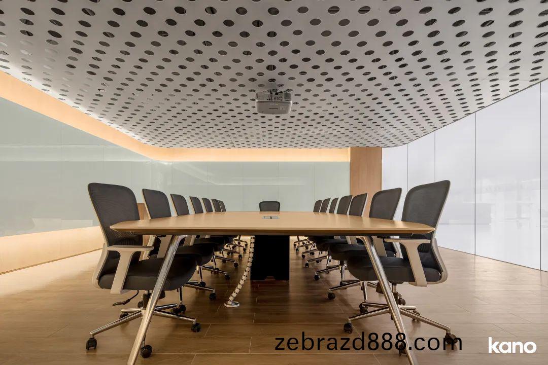 青(qing)島(dao)辦公(gong)室(shi)傢具(ju)配套(tao)方案(an)之會(hui)議(yi)槕(zhuo)