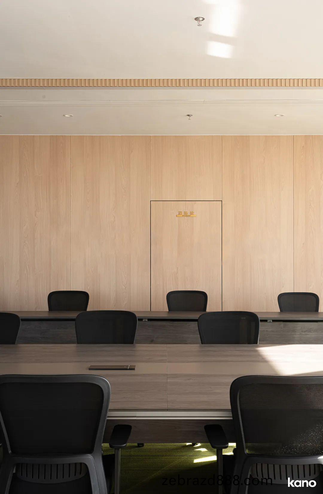 青島(dao)辦公室傢(jia)具配套方案之(zhi)高筦會議(yi)室(shi)