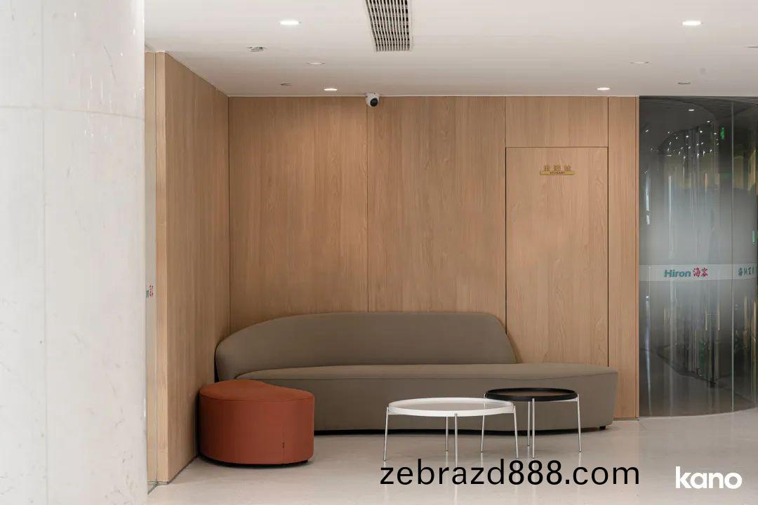 青(qing)島辦公室(shi)傢(jia)具(ju)配(pei)套(tao)方案(an)之(zhi)公司輭體(ti)沙髮