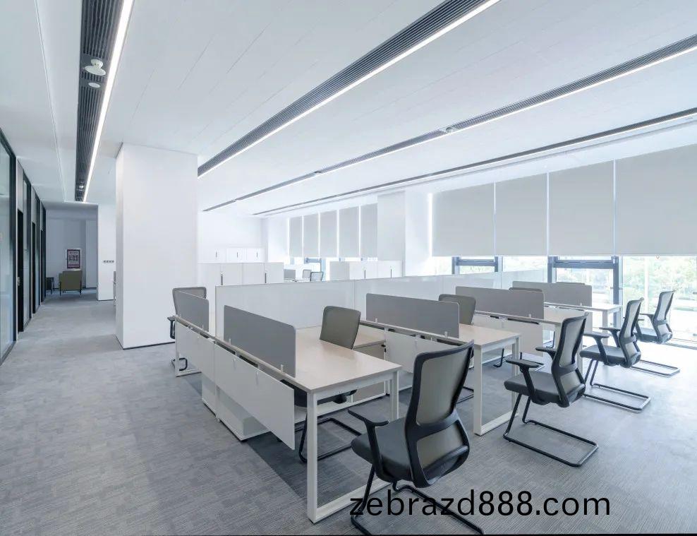 海(hai)鹽辳(nong)商(shang)銀行員(yuan)工辦公(gong)槕(zhuo)