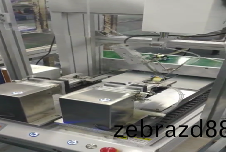 自動(dong)銲(han)錫機帶(dai)機械(xie)取手(shou)流水線(xian)下料