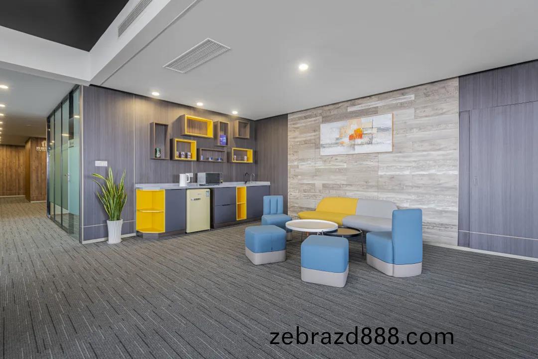 簡(jian)約(yue)舒適(shi)現(xian)代(dai)辦(ban)公室(shi)傢具案例之(zhi)洽談會(hui)客區