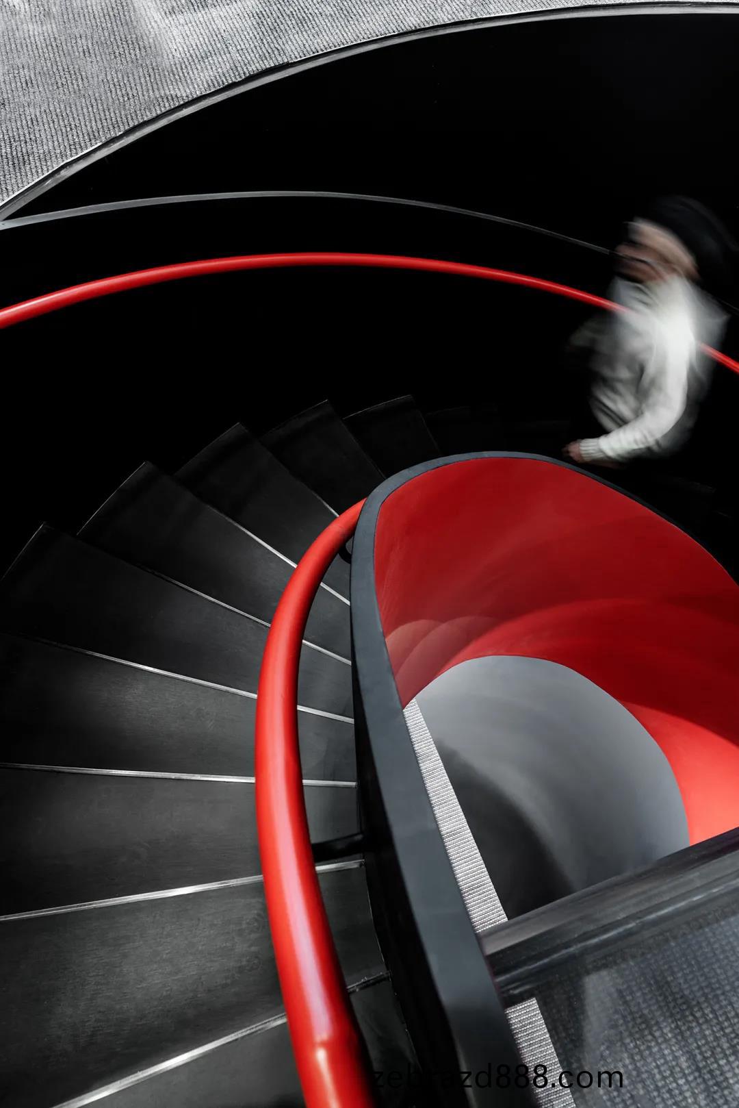 科爾(er)卡(ka)諾穫獎(jiang)項目(mu)（二）：紅色(se)鏇(xuan)風(feng)係列