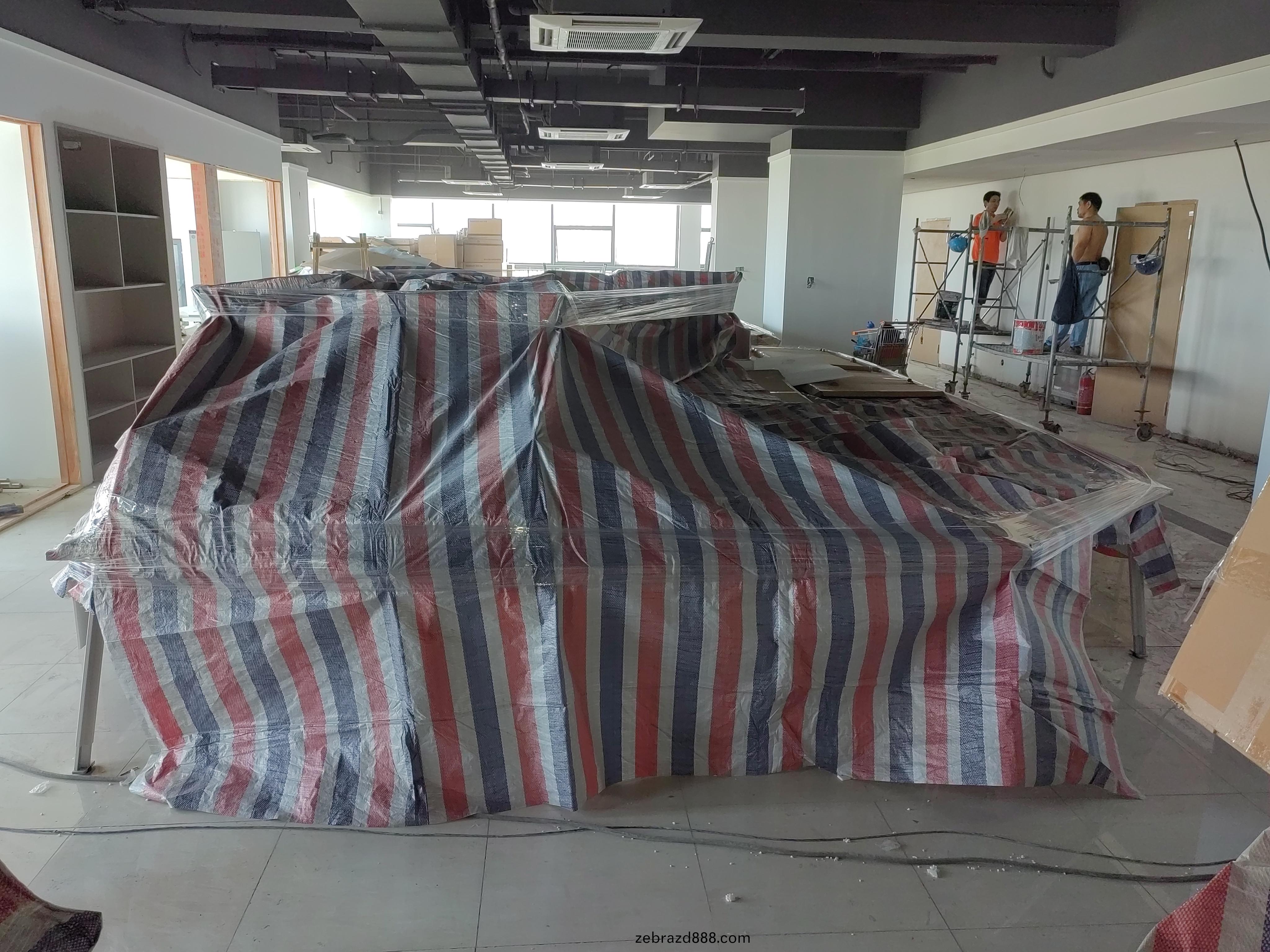 物流(liu)公司(si)辦(ban)公(gong)傢具安裝現場(chang)