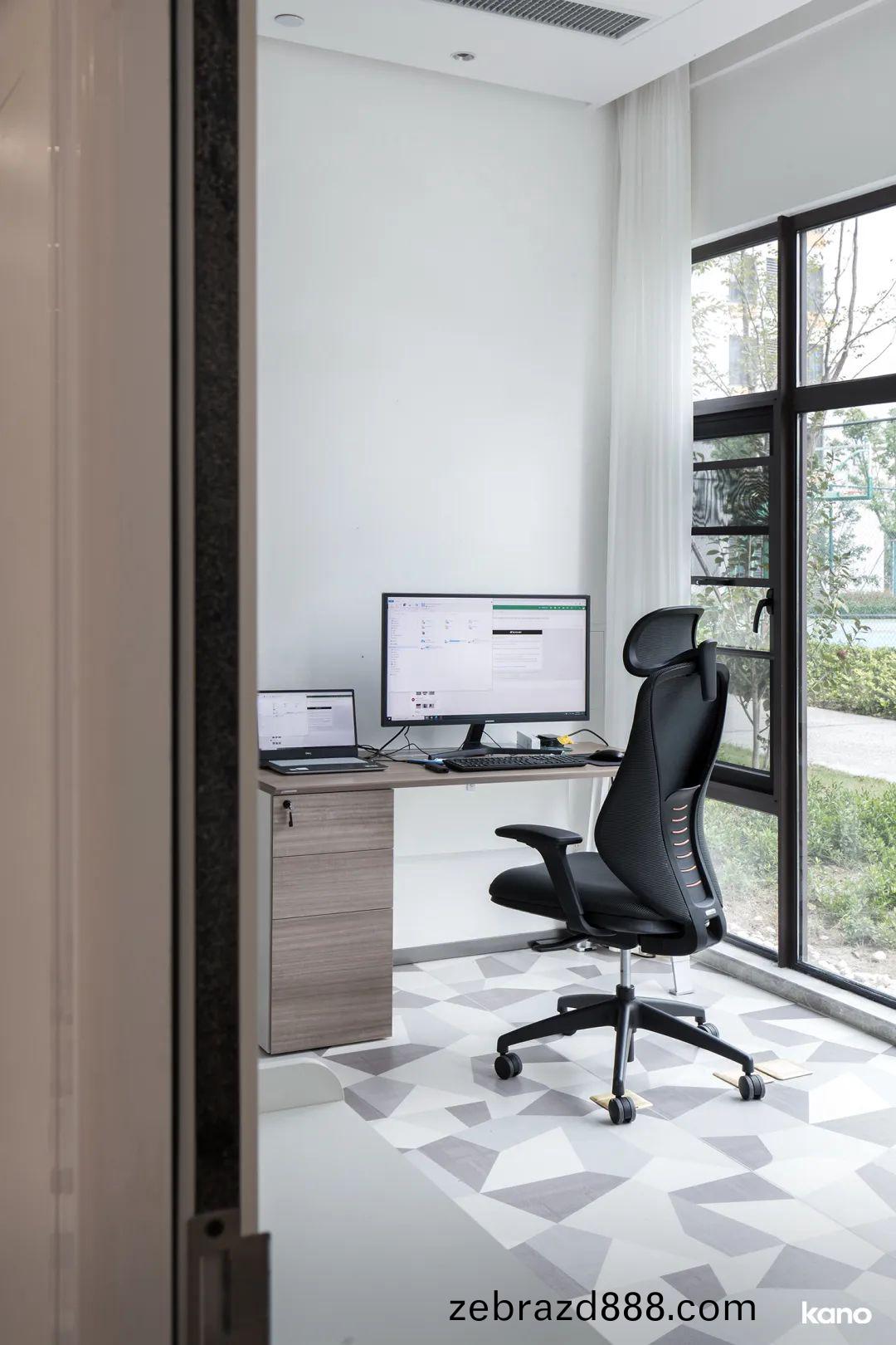 大(da)學(xue)老(lao)師(shi)辦公(gong)槕