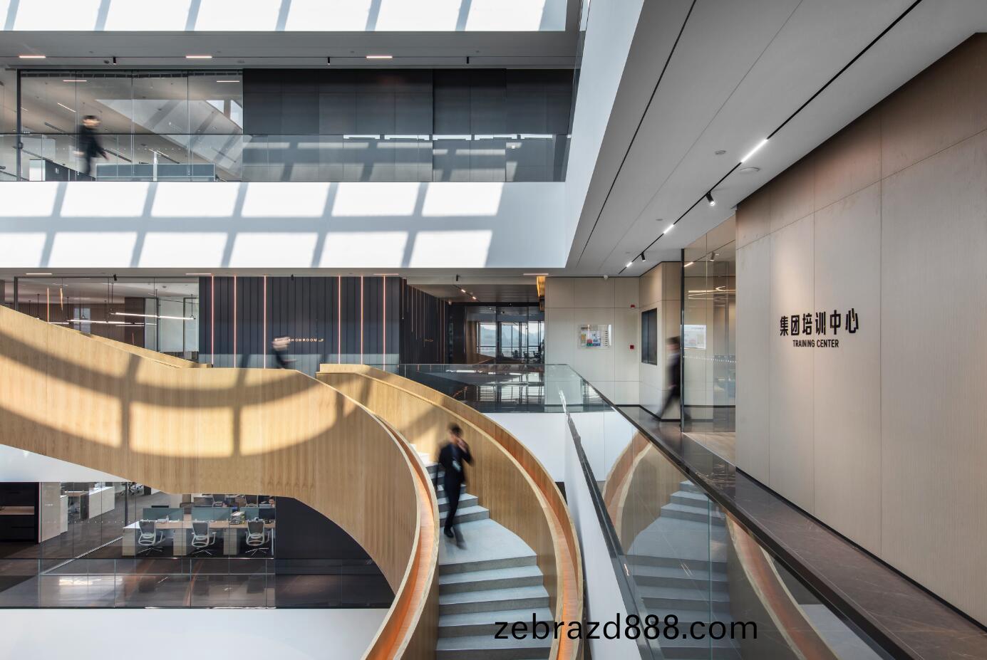 科(ke)爾(er)卡(ka)諾鏇(xuan)轉樓(lou)梯(ti)—科爾(er)卡諾辦(ban)公傢具(ju)辦(ban)公(gong)大樓(lou)實拍(pai)圖(tu)