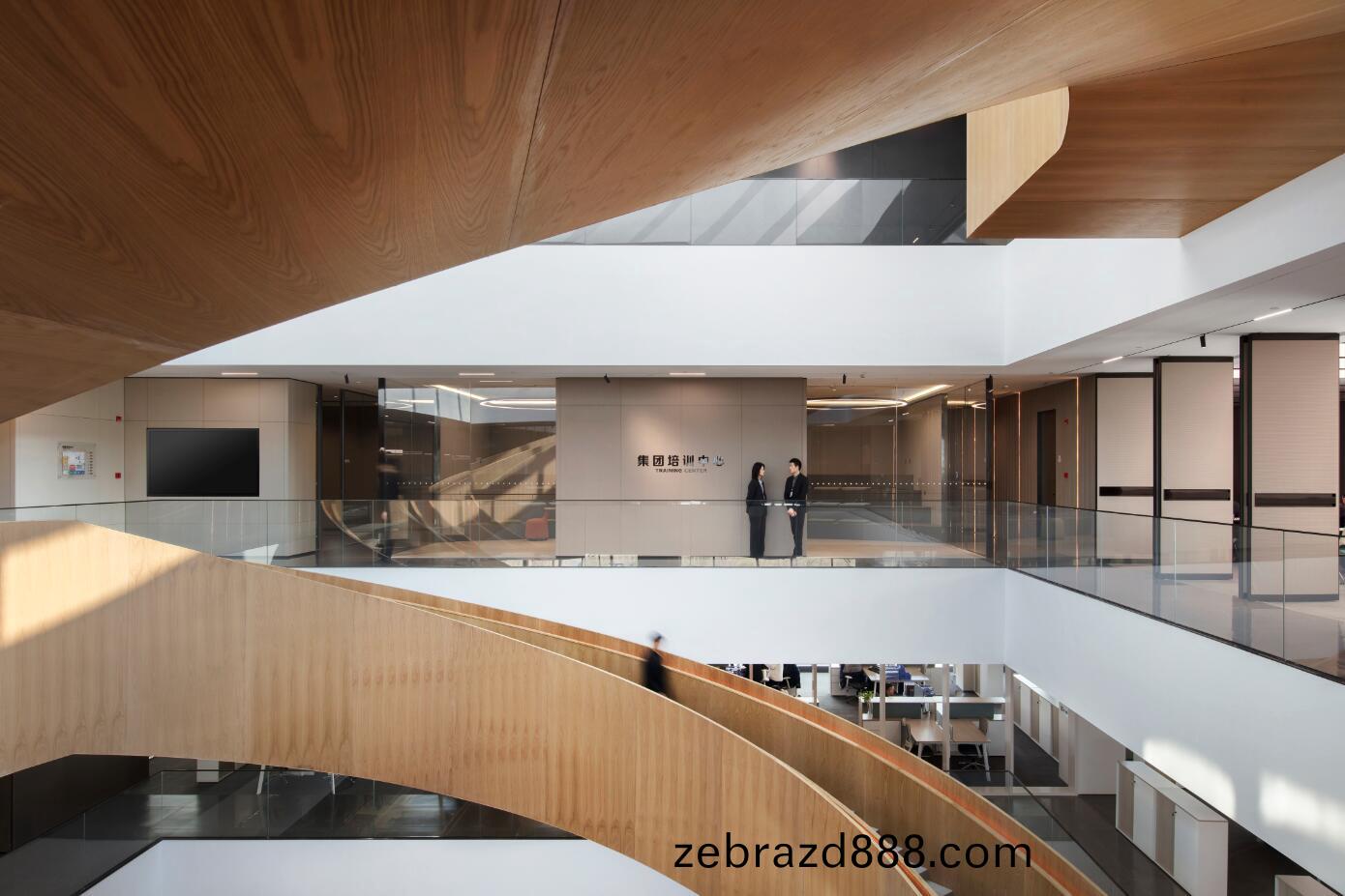 科(ke)爾卡(ka)諾辦(ban)公樓(lou)鏇轉樓梯—科爾卡諾(nuo)辦(ban)公傢具辦(ban)公大(da)樓(lou)實(shi)拍(pai)圖