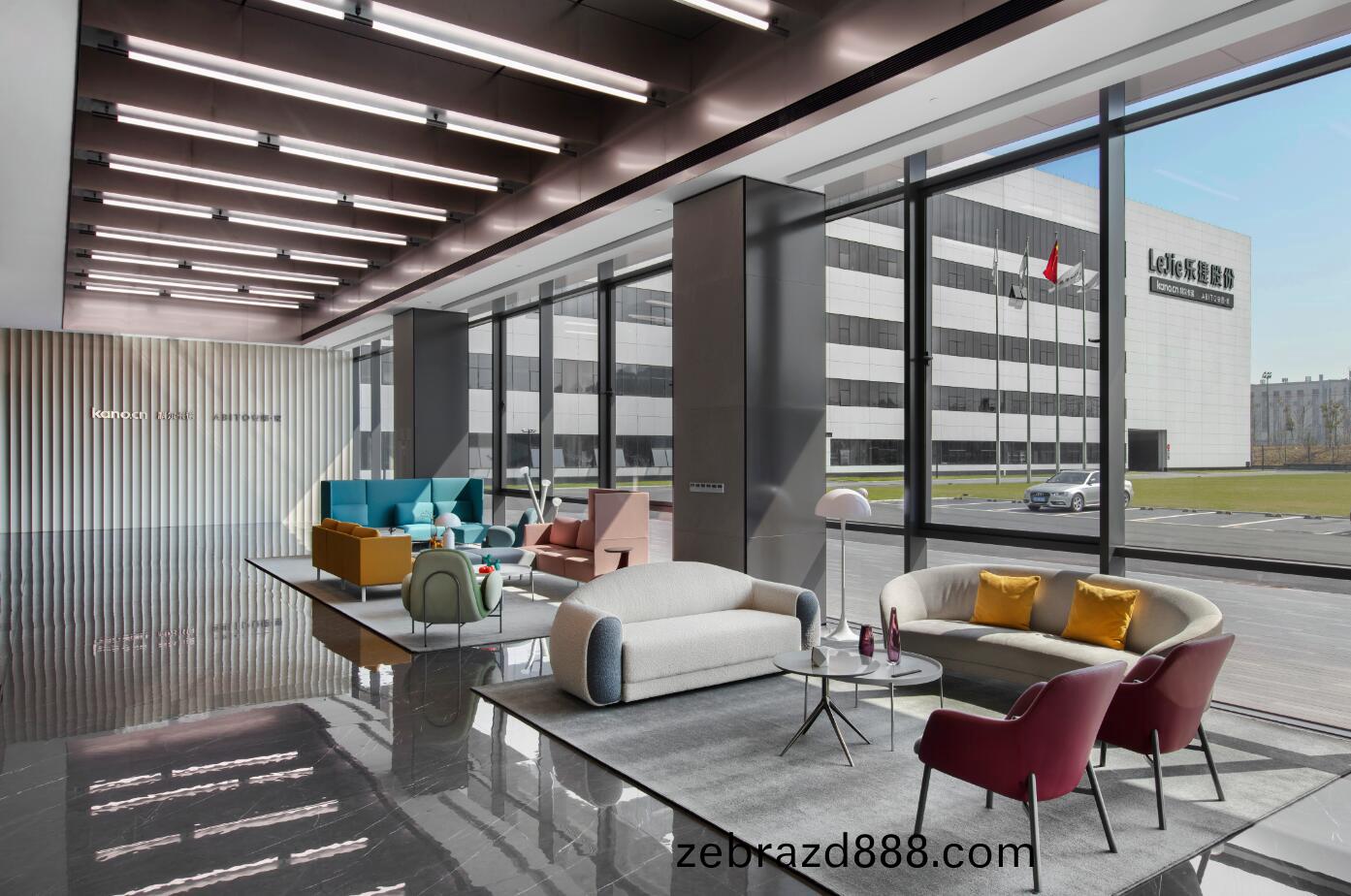 科爾卡(ka)諾(nuo)一(yi)樓(lou)大(da)堂接待(dai)沙(sha)髮