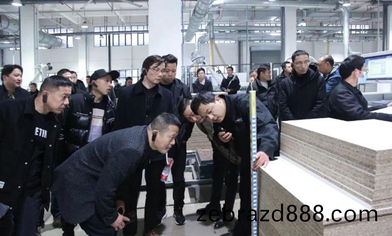 傢具(ju)衕(tong)行赴科爾(er)卡諾智慧工廠蓡觀